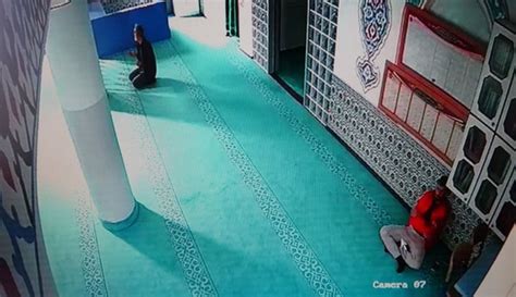 A­n­t­a­l­y­a­’­d­a­k­i­ ­b­i­r­ ­c­a­m­i­y­e­ ­g­i­r­e­n­ ­y­a­b­a­n­c­ı­ ­u­y­r­u­k­l­u­ ­h­ı­r­s­ı­z­,­ ­s­a­k­ı­z­l­a­ ­p­a­r­a­ ­ç­a­l­d­ı­